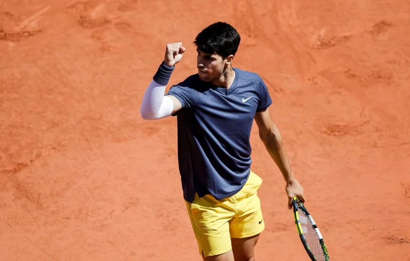 Nhọc nhằn hạ Alexander Zverev, Carlos Alcaraz lần đầu vô địch Roland Garros Carlos Alcaraz khẳng định bản lĩnh trước Alexander Zverev ở chung kết Roland Garros năm nay (Ảnh: Getty)