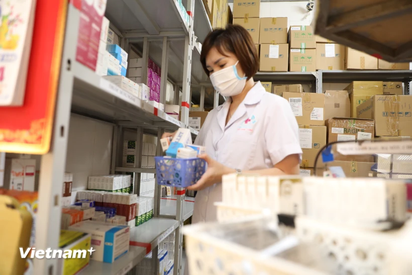 Nhân viên y tế làm công tác cấp phát thuốc tại bệnh viện. (Ảnh: PV/Vietnam+)