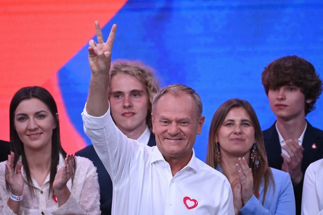 Thủ tướng Ba Lan Donald Tusk (giữa) mừng chiến thắng trong cuộc bầu cử Nghị viện châu Âu (EP) tại trụ sở đảng Liên minh Dân sự (KO) ở Vácsava ngày 9-6-2024. (Ảnh: AFP/TTXVN)