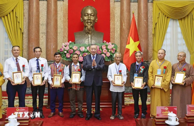 Chủ tịch nước Tô Lâm tặng quà các đại biểu. (Ảnh: Nhan Sáng/TTXVN)