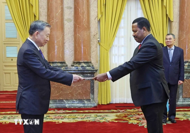 Chủ tịch nước tiếp Đại sứ Pakistan, Mozambique và Timor Leste trình Quốc thư Chủ tịch nước Tô Lâm tiếp nhận Quốc thư của Đại sứ Timor-Leste tại Việt Nam João Pereira. (Ảnh: Nhan Sáng/TTXVN)
