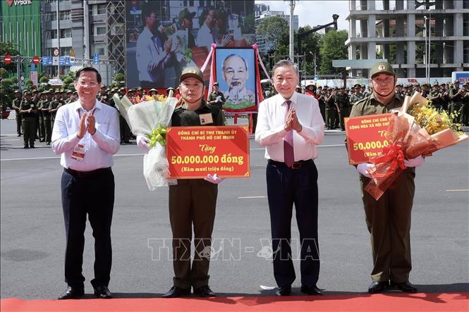 Chủ tịch nước Tô Lâm tặng quà động viên Lực lượng tham gia bảo vệ an ninh trật tự ở cơ sở của Thành phố Hồ Chí Minh. Ảnh: Nhan Sáng/TTXVN
