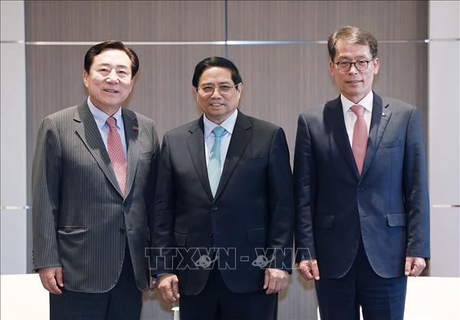 Thủ tướng Phạm Minh Chính tiếp ông Kim Ki-moon, Chủ tịch Hiệp hội doanh nghiệp nhỏ và vừa Hàn Quốc (KBIZ) bên trái và Chủ tịch Ngân hàng Công nghiệp Hàn Quốc (IBK) Kim Sung-tae. Ảnh: Dương Giang/TTXVN