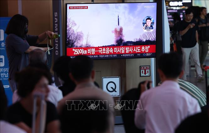 Người dân theo dõi vụ phóng tên lửa của Triều Tiên qua truyền hình tại Seoul, Hàn Quốc ngày 26-6-2024. Ảnh: YONHAP/TTXVN