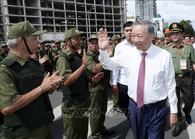 Chủ tịch nước Tô Lâm động viên lực lượng tham gia bảo vệ an ninh trật tự ở cơ sở của Thành phố Hồ Chí Minh. Ảnh: Nhan Sáng/TTXVN