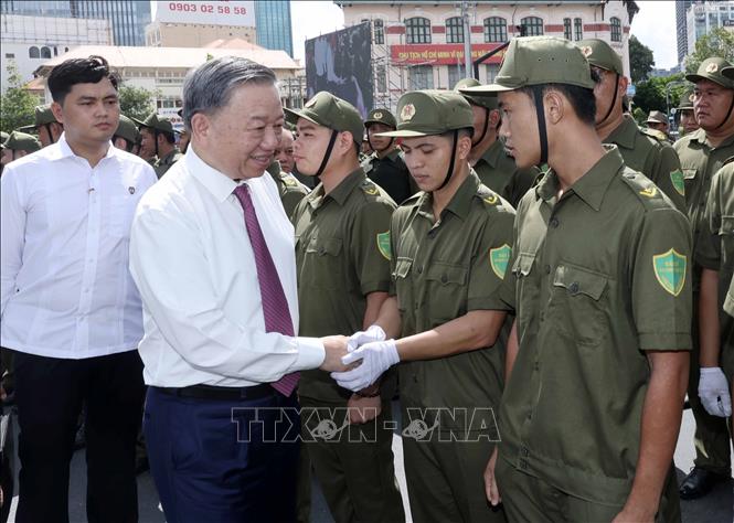 Chủ tịch nước Tô Lâm động viên lực lượng tham gia bảo vệ an ninh trật tự ở cơ sở của Thành phố Hồ Chí Minh. Ảnh: Nhan Sáng/TTXVN