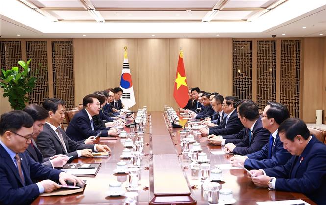 Thủ tướng Phạm Minh Chính hội kiến Tổng thống Hàn Quốc Yoon Suk Yeol. Ảnh: Dương Giang/TTXVN