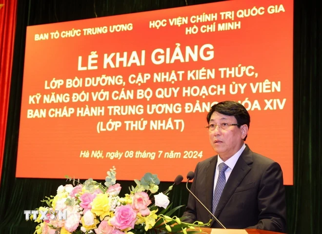 Khai giảng Lớp bồi dưỡng cán bộ quy hoạch Ủy viên Ban Chấp hành TW Đảng khóa XIV Thường trực Ban Bí thư Lương Cường phát biểu chỉ đạo lớp học. (Ảnh: Văn Điệp/TTXVN)