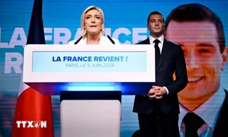 Pháp điều tra vấn đề tài chính tranh cử của bà Le Pen năm 2022 Chủ tịch đảng Tập hợp Quốc gia (RN) của Pháp Marine Le Pen (trái) phát biểu tại Paris, ngày 9-6-2024. (Ảnh: Getty Images/TTXVN)
