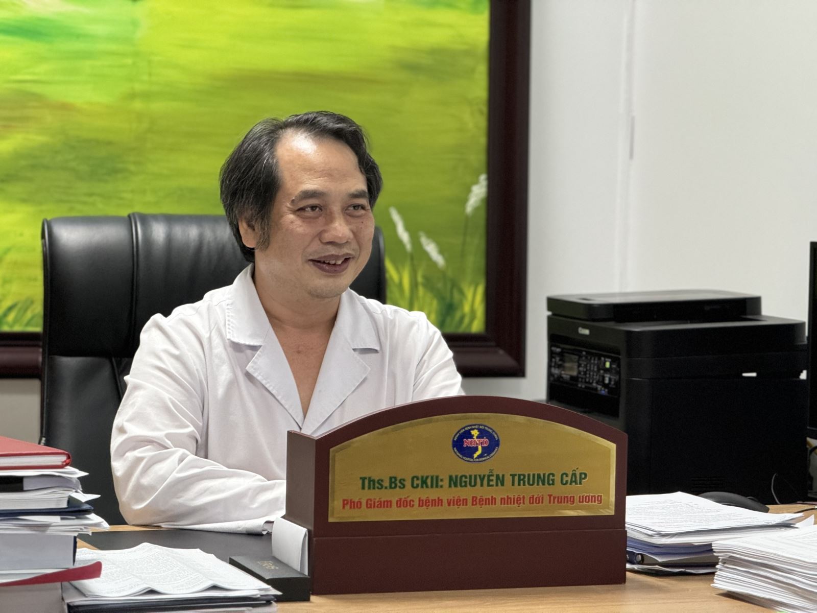 Bệnh nhân mắc bạch hầu được điều trị kịp thời, đã ổn định Phó giám đốc Bệnh viện Bệnh nhiệt đới Trung ương Nguyễn Trung Cấp thông tin về ca bệnh bạch hầu điều trị tại Bệnh viện. Ảnh: NT