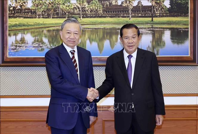 Chủ tịch nước Tô Lâm và Chủ tịch Đảng CPP, Chủ tịch Thượng viện Campuchia Samdech Techo Hun Sen. Ảnh: Nhan Sáng/TTXVN