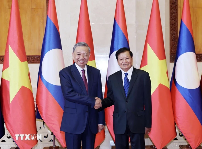 Chủ tịch nước Tô Lâm và Tổng Bí thư, Chủ tịch nước Lào Thongloun Sisoulith chụp ảnh chung. (Ảnh: Nhan Sáng/TTXVN)