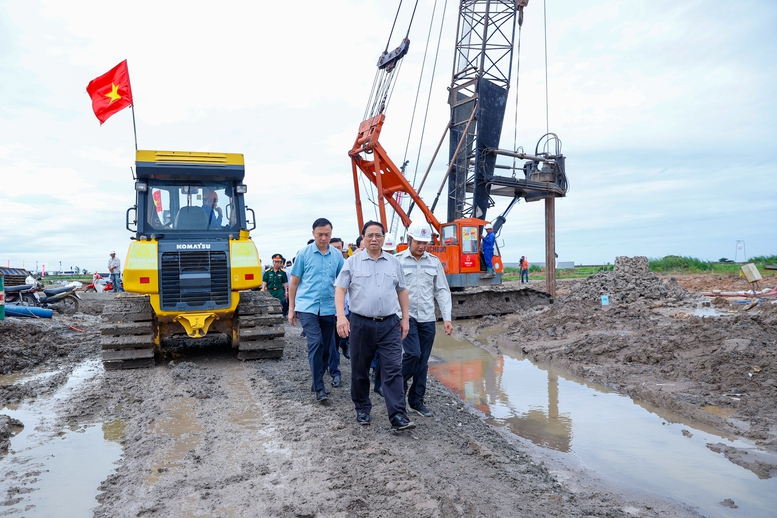 Thủ tướng Phạm Minh Chính kiểm tra tình hình thi công dự án thành phần 2 tuyến cao tốc Châu Đốc-Cần Thơ-Sóc Trăng tại nút giao Lộ Tẻ-Rạch Sỏi, xã Thạnh Tiến, huyện Vĩnh Thạnh, Cần Thơ - Ảnh: VGP/Nhật Bắc