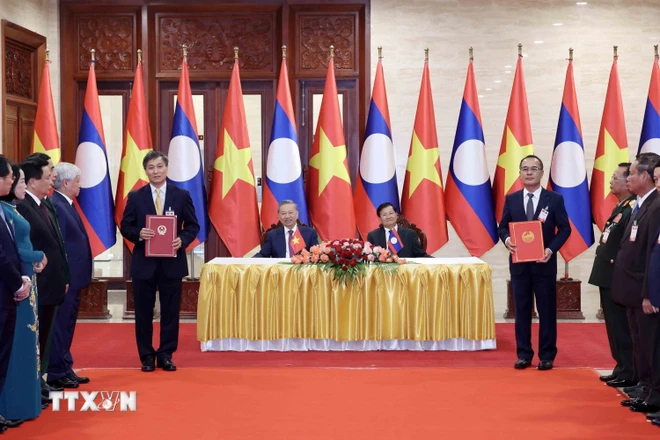Chủ tịch nước Tô Lâm và Tổng Bí thư, Chủ tịch nước Lào Thongloun Sisoulith chứng kiến Lễ trao các văn kiện hợp tác. (Ảnh: Nhan Sáng/TTXVN)