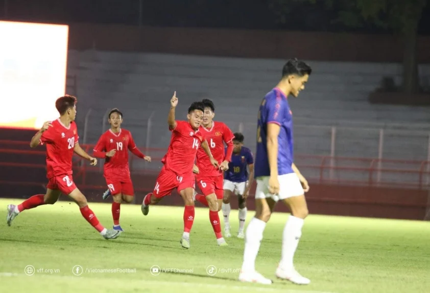 Quang Dũng (14) lập siêu phẩm gỡ hòa cho U19 Việt Nam