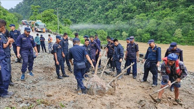Cảnh sát và lực lượng cứu hộ tìm kiếm người mất tích sau vụ lở đất tại huyện Chitwan, Nepal, ngày 12-7-2024. Ảnh: THX/TTXVN