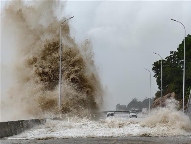 Sóng lớn xô vào bờ biển trước bão Gaemi tại tỉnh Phúc Kiến, Trung Quốc, ngày 25-7-2024. Ảnh: THX/TTXVN