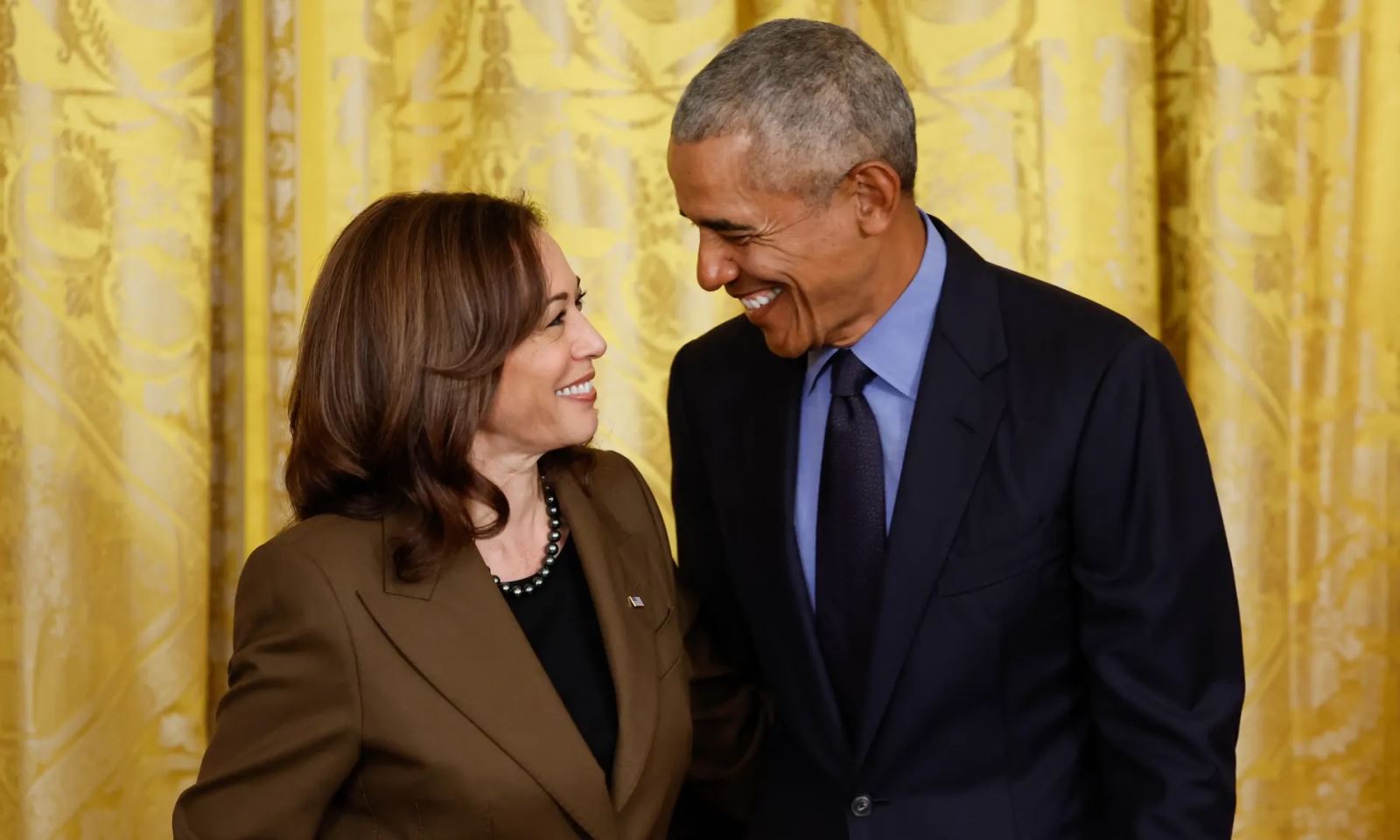 Bà Kamala Harris (bên trái) và cựu Tổng thống Barack Obama tham dự một sự kiện tại Nhà Trắng vào ngày 5/4/2022. Ảnh: Chip Somodevilla/Getty Images