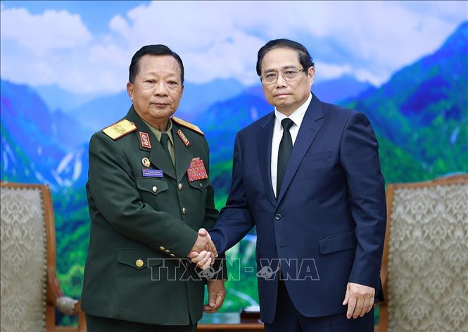 Thủ tướng Phạm Minh Chính tiếp Đại tướng Chansamone Chanyalath, Phó Thủ tướng, Bộ trưởng Bộ Quốc phòng Lào. Ảnh: Dương Giang/TTXVN