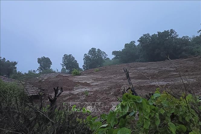 Hiện trường khu vực lở đất ở Raigad, bang Maharashtra, Ấn Độ. Ảnh tư liệu: AFP/TTXVN