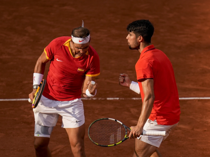 Rafael Nadal và Carlos Alcaraz thẳng tiến tứ kết đôi nam Olympic Paris. (Ảnh: AP)