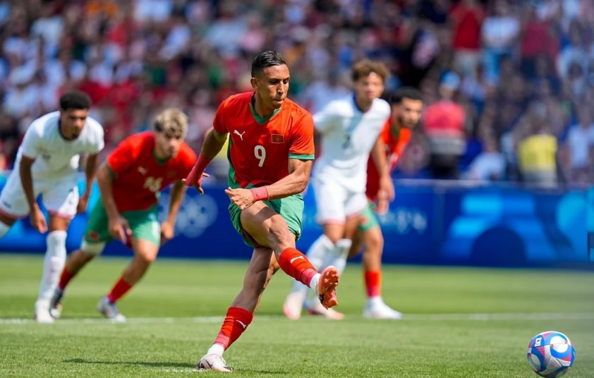 Rahimi thực hiện penalty đưa U23 Ma rốc vươn lên dẫn trước. Ảnh: Getty