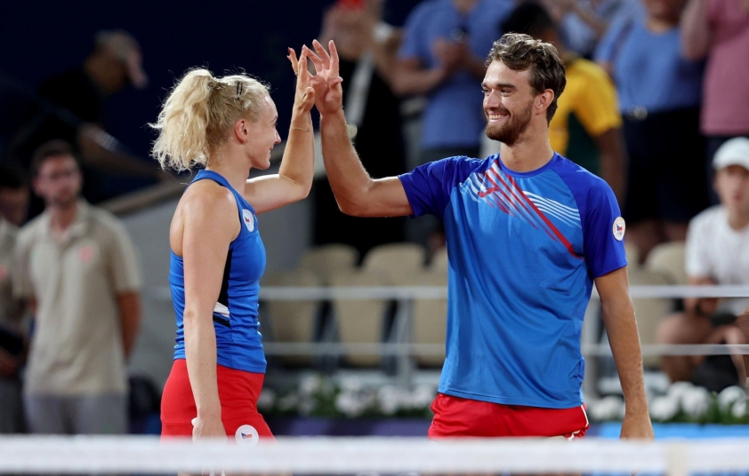 Tomas Machac (phải) và Katerina Siniakova thi đấu rất ăn ý (Ảnh: Getty)