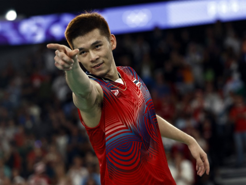 Kunlavut Vitidsarn ăn mừng chiến thắng lịch sử trước Lee Zii Jia ở bán kết Olympic 2024. (Ảnh: AFP)