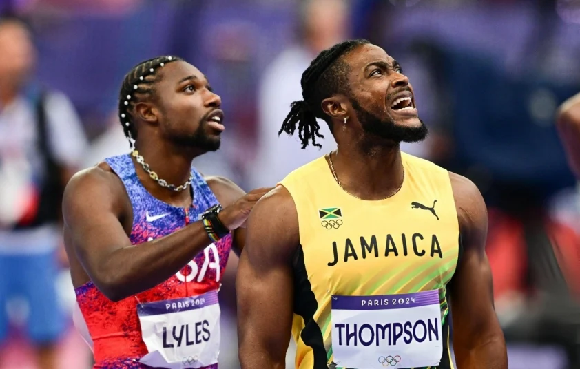 Noah Lyles (trái) và Kishane Thompson chờ đợi kết quả cuối cùng (Ảnh: Getty)