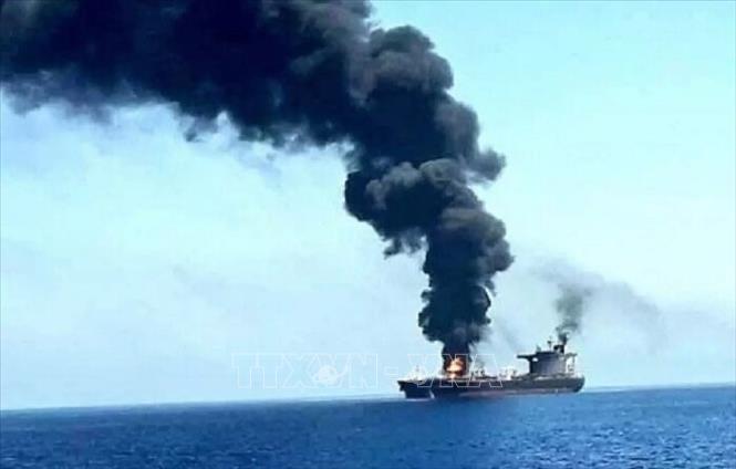 Houthi tấn công tàu chở hàng ở Vịnh Aden Tàu chở hàng bị lực lượng Houthi tấn công. Ảnh tư liệu: IRNA/TTXVN