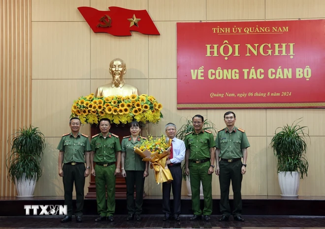 Chuẩn y Thiếu tướng Nguyễn Đức Dũng giữ chức vụ Phó Bí thư Tỉnh ủy Quảng Nam Ban lãnh đạo Công an tỉnh Quảng Nam chúc mừng Phó Bí thư Nguyễn Đức Dũng. (Ảnh: Trần Tĩnh/TTXVN)