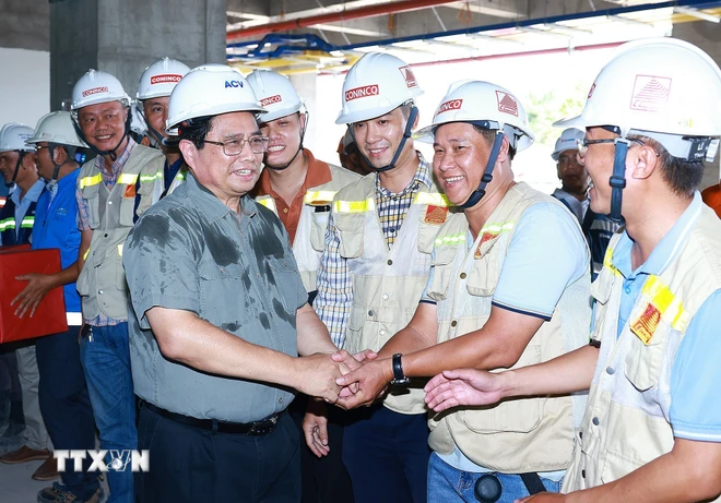 Thủ tướng: Phát triển hạ tầng giao thông làm nền tảng để phát triển bền vững Thủ tướng Phạm Minh Chính với kỹ sư, công nhân thi công Dự án xây dựng nhà ga hành khách T3-Cảng hàng không quốc tế Tân Sơn Nhất. (Ảnh: Dương Giang/TTXVN)