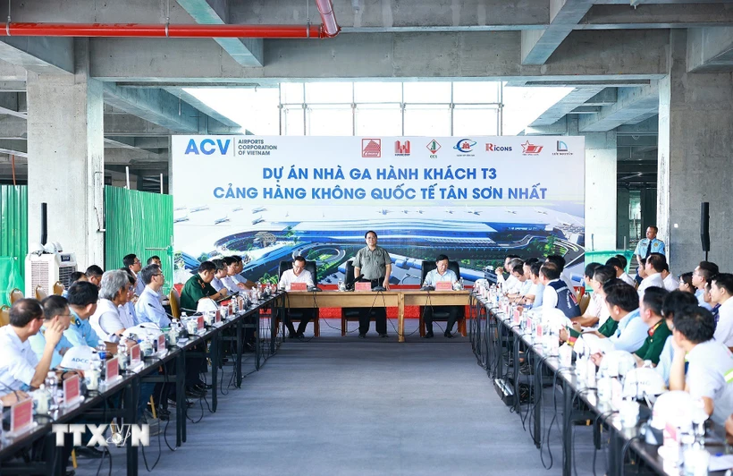 Thủ tướng: Phát triển hạ tầng giao thông làm nền tảng để phát triển bền vững Thủ tướng Phạm Minh Chính làm việc với các nhà thầu, đơn vị thi công Dự án xây dựng nhà ga hành khách T3-Cảng hàng không quốc tế Tân Sơn Nhất. (Ảnh: Dương Giang/TTXVN)