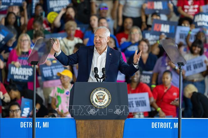 Ông Tim Walz lần đầu vận động tranh cử một mình Thống đốc bang Minnesota Tim Walz. Ảnh: THX/TTXVN