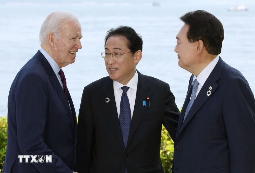 Tổng thống Mỹ Joe Biden, Thủ tướng Nhật Bản Fumio Kishida và Tổng thống Hàn Quốc Yoon Suk Yeol tại cuộc gặp bên lề Hội nghị thượng đỉnh G7 ở Hiroshima, Nhật Bản ngày 21-5-2023. (Ảnh: Kyodo/TTXVN)