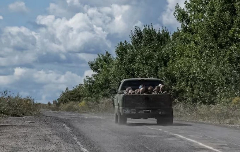 Binh sỹ Ukraine đi xe quân sự chở tù binh chiến tranh Nga, gần biên giới Nga ở vùng Sumy, Ukraine. (Nguồn: Reuters)