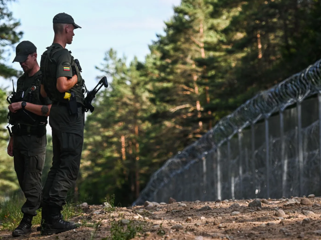 Các sĩ quan biên phòng Litva tuần tra dọc biên giới Belarus - Litva vào ngày 10-7-2023, tại Dieveniskes, Litva. Ảnh: Getty Images