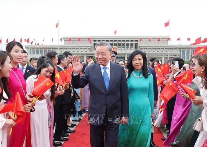 Lễ tiễn Tổng Bí thư, Chủ tịch nước Tô Lâm và Phu nhân tại Sân bay quốc tế Bắc Kinh. Ảnh: Trí Dũng/TTXVN