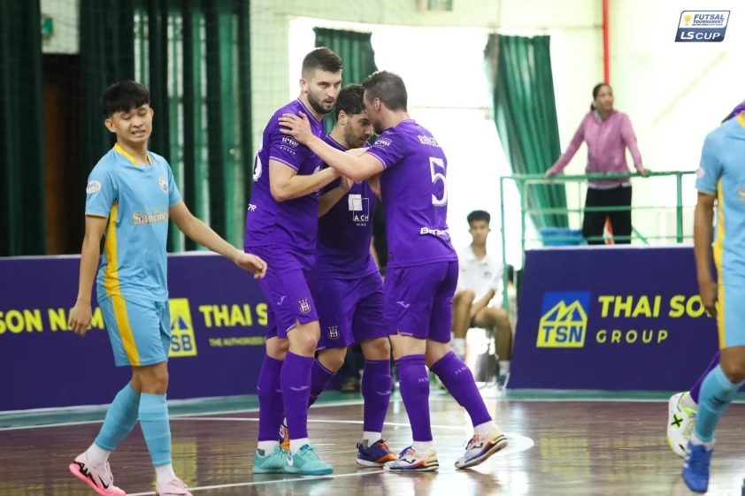 Đại diện Việt Nam thua 0-12 đối thủ châu Âu CLB Anderlecht sở hữu sức mạnh vượt trội so với Sanvinest Khánh Hòa (Ảnh: BTC)