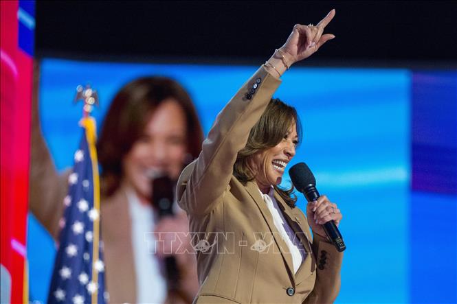 Bầu cử Mỹ 2024: Bà Harris gây quỹ gấp 4 lần ông Trump trong tháng 7 Phó Tổng thống Mỹ Kamala Harris chính thức được đề cử là ứng viên Tổng thống của đảng Dân chủ tại Đại hội Toàn quốc của Đảng ở Chicago, Illinois, ngày 19-8-2024. Ảnh: AA/TTXVN