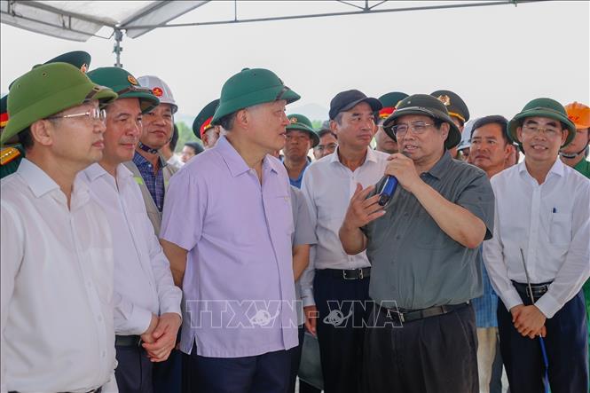 Thủ tướng Phạm Minh Chính nghe báo cáo về tình hình triển khai đầu tư xây dựng, giải phóng mặt băng Đường cao tốc Hòa Liên - Túy Loan. Ảnh: Dương Giang/TTXVN