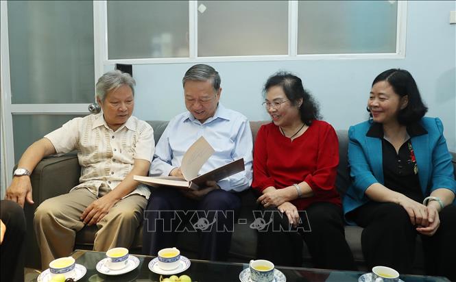 Tổng Bí thư, Chủ tịch nước Tô Lâm tri ân cố nhạc sỹ Văn Cao và cố hoạ sỹ Bùi Trang Chước Tổng Bí thư, Chủ tịch nước Tô Lâm, Bí Thư Thành ủy Hà Nội Bùi Thị Minh Hoài cùng các con của cố họa sĩ Bùi Trang Chước xem lại các tác phẩm hội họa. Ảnh: Lâm Khánh/TTXVN