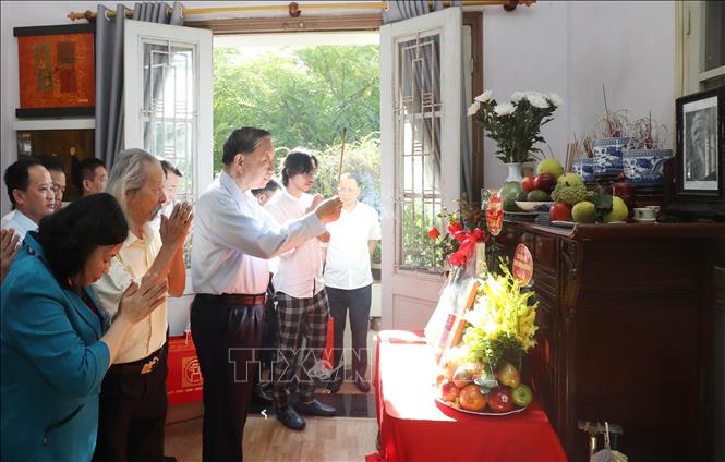Tổng Bí thư, Chủ tịch nước Tô Lâm tri ân cố nhạc sỹ Văn Cao và cố hoạ sỹ Bùi Trang Chước Tổng Bí thư, Chủ tịch nước Tô Lâm dâng hương tưởng niệm nhạc sĩ Văn Cao - tác giả Quốc ca Việt Nam. Ảnh: Lâm Khánh/TTXVN