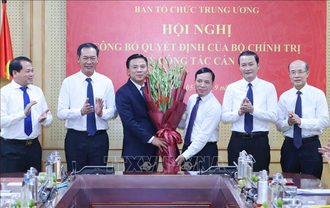 Bộ Chính trị điều động, phân công Bí thư Tỉnh ủy Thanh Hóa Đỗ Trọng Hưng giữ chức Phó Trưởng Ban Tổ chức Trung ương Các đồng chí lãnh đạo chủ chốt tỉnh Thanh Hoá tặng hoa chúc mừng đồng chí Đỗ Trọng Hưng. Ảnh: Phương Hoa/TTXVN