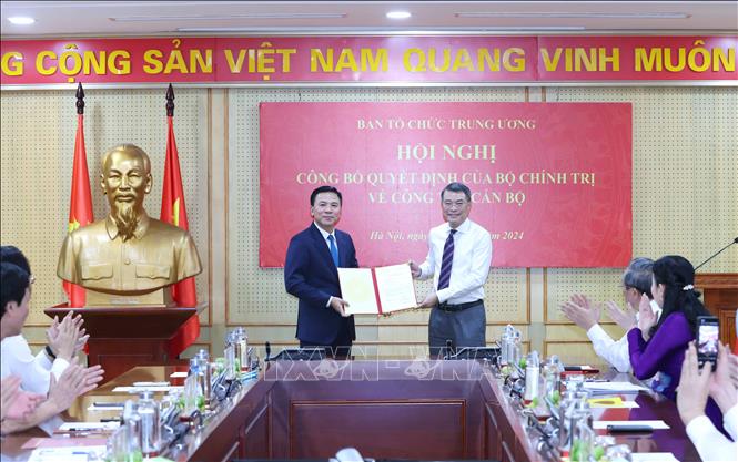 Bộ Chính trị điều động, phân công Bí thư Tỉnh ủy Thanh Hóa Đỗ Trọng Hưng giữ chức Phó Trưởng Ban Tổ chức Trung ương Đồng chí Lê Minh Hưng, Uỷ viên Bộ Chính trị, Bí thư Trung ương Đảng, Trưởng Ban Tổ chức Trung ương trao Quyết định của Bộ Chính trị điều động, phân công đồng chí Đỗ Trọng Hưng giữ chức Phó Trưởng Ban Tổ chức Trung ương. Ảnh: Phương Hoa/TTXVN