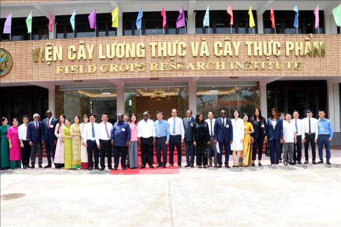 Tổng thống nước Cộng hòa Guinea-Bissau Umaro Sissoco Embaló và đoàn công tác chụp ảnh lưu niệm tại Viện Cây lương thực và Cây thực phẩm. Ảnh: Mạnh Tú/TTXVN