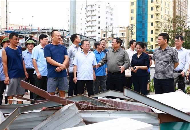 Thủ tướng Phạm Minh Chính kiểm tra thiệt hại do cơn bão số 3 gây ra tại Quảng Ninh. Ảnh: Dương Giang/TTXVN