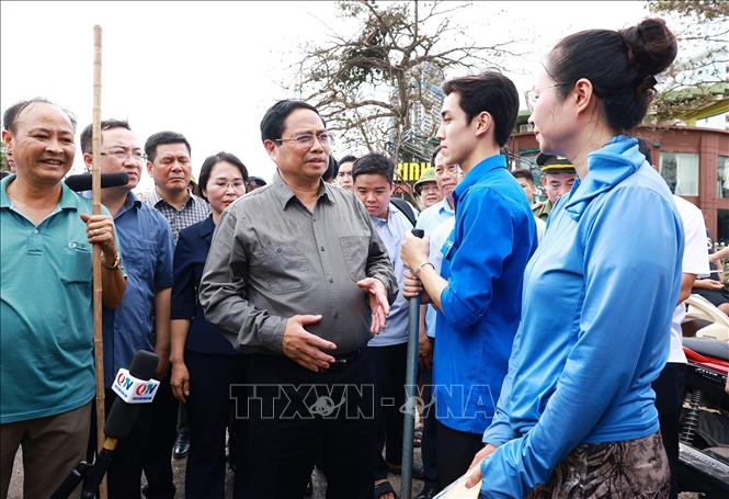 Thủ tướng Phạm Minh Chính động viên các lực lượng tham gia giúp người dân bị ảnh hưởng do cơn bão số 3 gây ra tại Quảng Ninh. Ảnh: Dương Giang/TTXVN