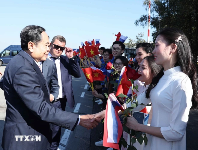 Cán bộ nhân viên Đại sứ quán, đại diện bà con kiều bào Việt Nam tại Liên bang Nga đón Chủ tịch Quốc hội Trần Thanh Mẫn tại sân bay Vnukovo, Thủ đô Moskva. (Ảnh: Thống Nhất/TTXVN)