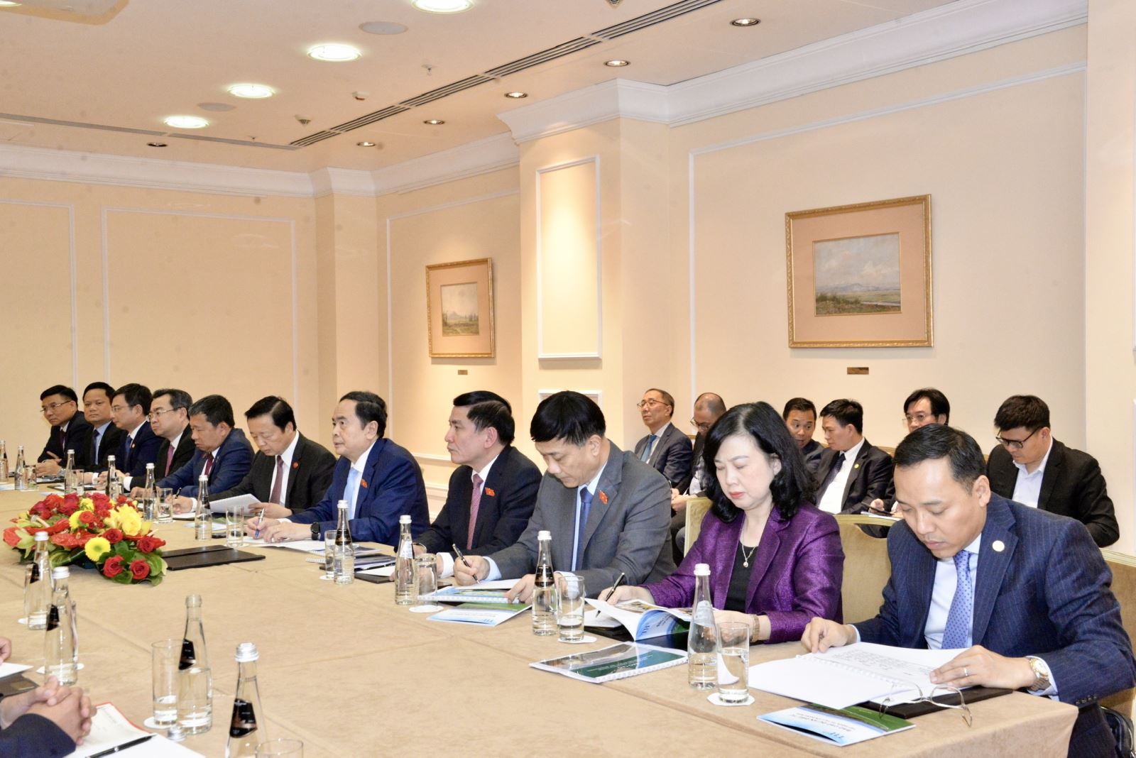 Chủ tịch Quốc hội Trần Thanh Mẫn tiếp các doanh nghiệp Việt Nam tại Liên bang Nga Chủ tịch Quốc hội Trần Thanh Mẫn và các đại biểu dự cuộc tiếp. Ảnh: Ảnh: quochoi.vn